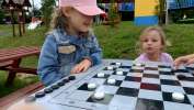 Nauka gry w warcaby w ogrodzie przedszkolnym