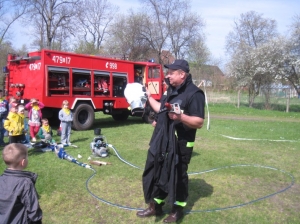 07.05.2013r. Spotkanie ze strażakami na stadionie w Charbrowie