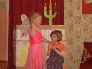 2008-05-15 Przedstawienie Kopciuszek w wykonaniu dzieci z grupy Średniaków